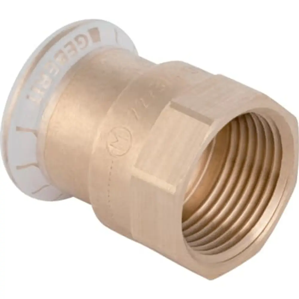 Kupferadapter mit Innengewinde für Rohrverbindungen, mit klarer Kante oben. Produkt von Geberit, geeignet für den Einsatz in Sanitärinstallationen.