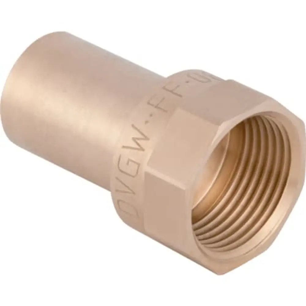 Kupferfitting mit Innengewinde und Einschubende, hergestellt von Geberit. Das Produkt zeigt ein durchgängiges designiertes Gewinde und eine glatte Oberfläche.
