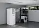 Weißer Stiebel Eltron Wärmespeicher in einem modernen Raum, neben einem Waschmaschinenplatz und Regalen mit verschiedenen Aufbewahrungsboxen. Helle Wände und Fenster mit Blick nach draußen.