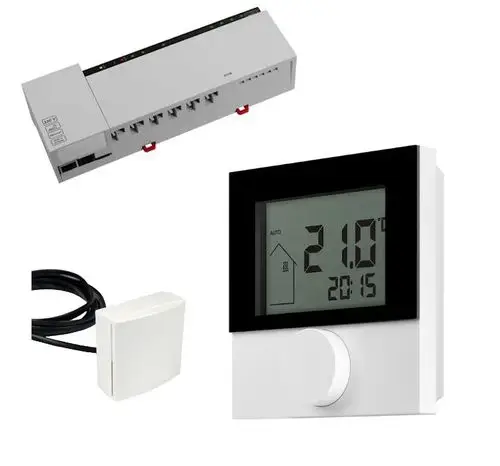 Drei Komponenten für die Raumtemperaturregelung: ein digitales Thermostat, ein Temperatursensor und ein Montageschrank mit Anschlüssen.