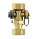 Kappenventil von Flamco, mit zwei Anschlussgelenken und seitlichem Bedienknopf für Revisionszwecke. Goldfarbener Messingkörper.