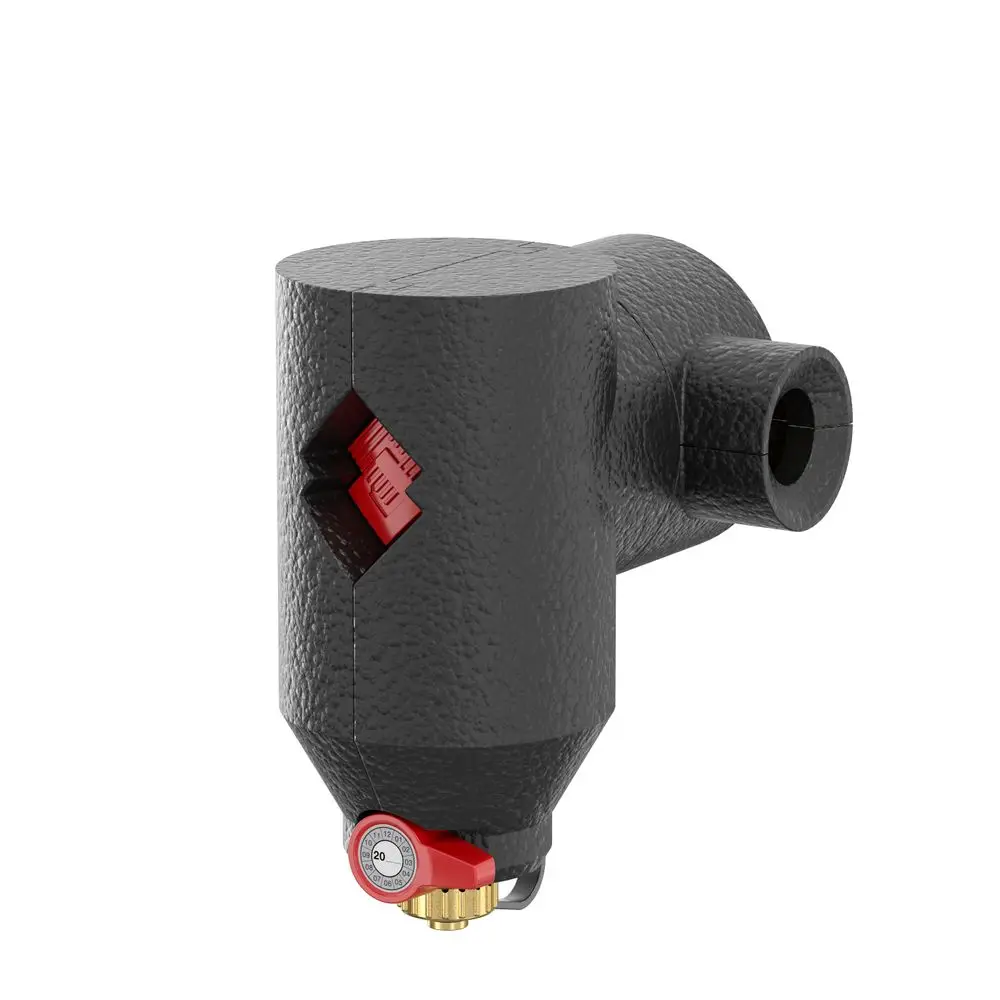 Schwarzer Schlammabscheider von Flamco mit einer rot markierten Verstellschraube und Manometer. An einem Anschluss ist eine Isolierung sichtbar.