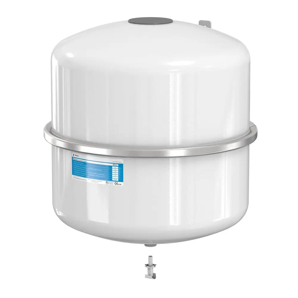 Wasserbehälter von Flamco mit runder Form und weißer Oberfläche. Die Unterseite hat einen Auslass mit einem Ventil. Etikett mit technischen Informationen ist sichtbar.