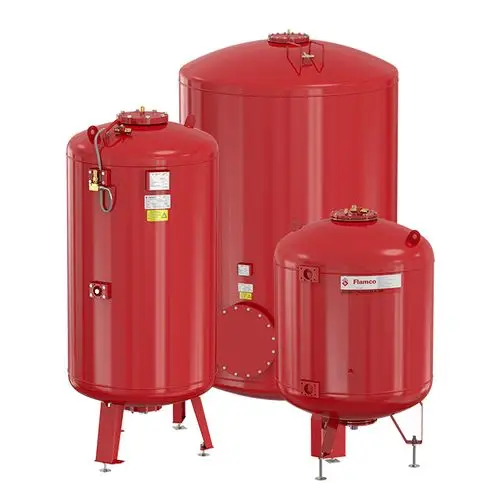 Drei rote Behälter unterschiedlichen Formats mit sichtbaren Anschlüssen und Angaben zur Sicherheitsklassifizierung, gefertigt von Flamco.