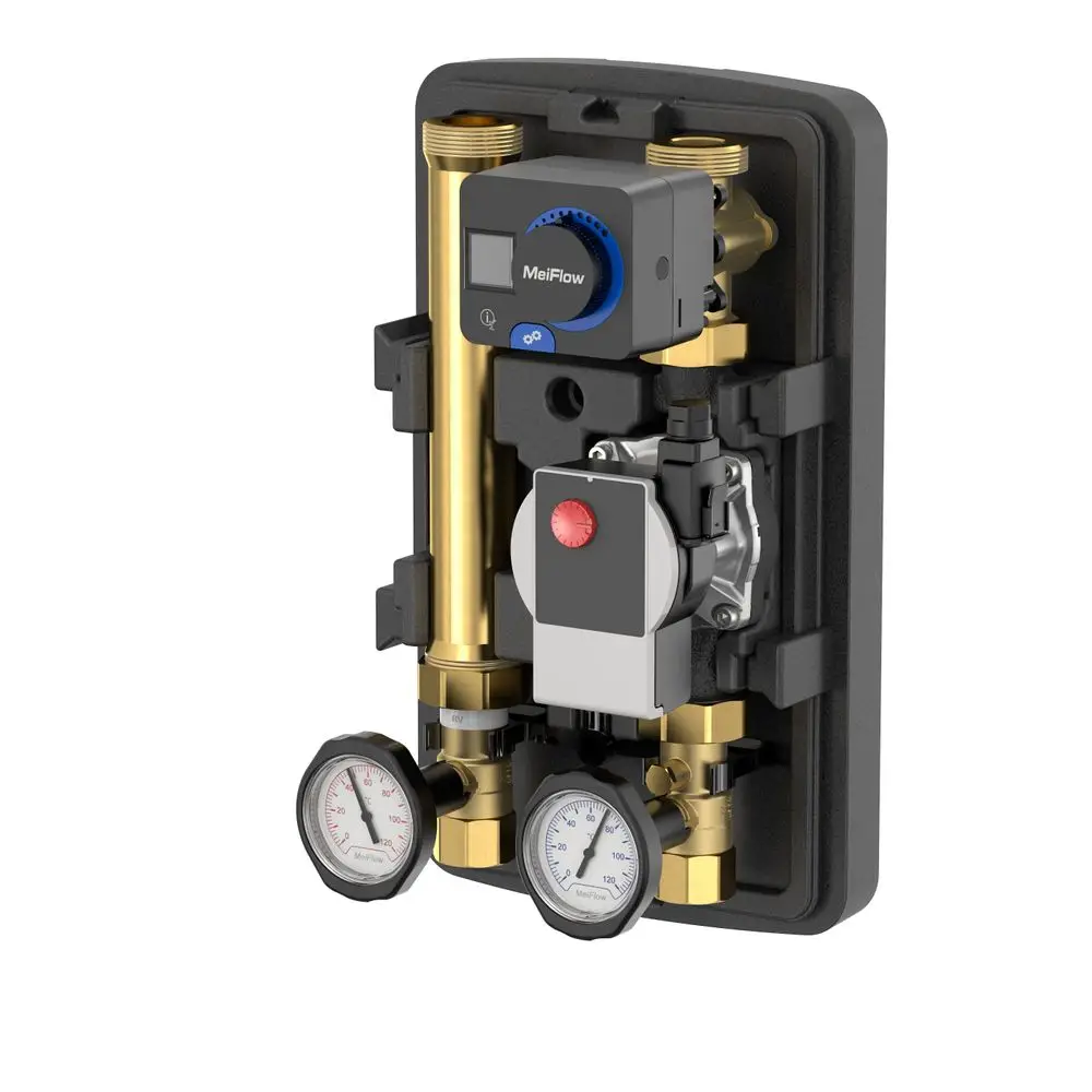 MeiFlow-System von Flamco mit digitalen Anzeigeelementen, zwei Druckmessgeräten, Ventilen und einer Pumpe, montiert auf einer stabilen Halterung für effiziente Wasserregelung.