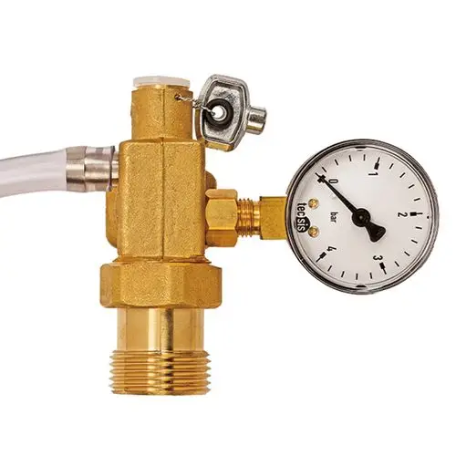 Goldfarbener Druckregler mit Manometer für Druckausdehnungsgefäße, ausgestattet mit einem Absperrventil und einer Anschlussmöglichkeit.