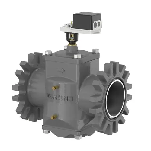 Graues Ventil mit zwei Anschlussflanschen, einem elektrischen Aktuator oben und mehreren Druckanschlüssen. Produkt von Flamco.