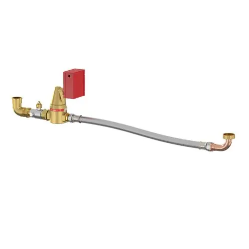 Druckhalteautomat mit goldfarbenen und verchromten Komponenten, flexibler Schlauchleitung und rotem Gehäuse für wasserführende Systeme.