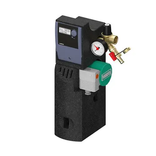 Pumpeinheit mit digitalem Display, Druckmanometer und verschiedenen Ventilen, montiert auf einer schwarzen Vorrichtung für Solaranlagensysteme.