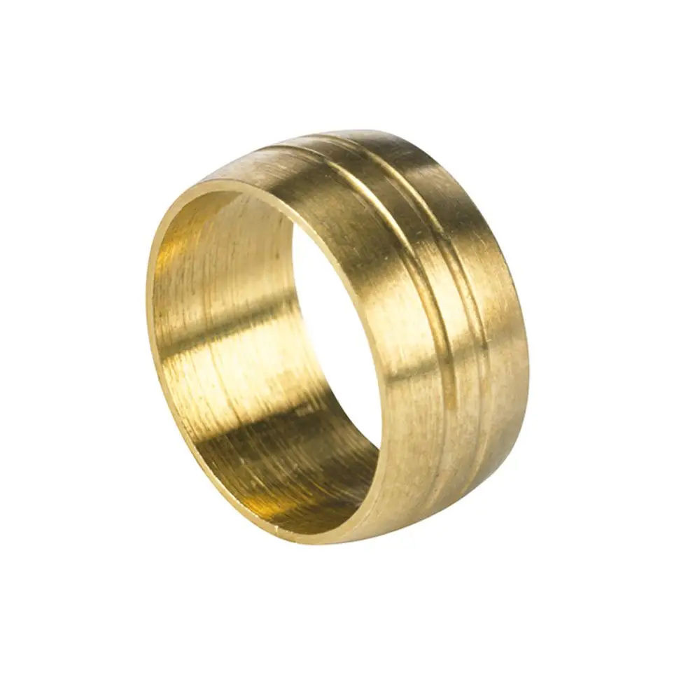 Kreisförmiger Metallring in Goldfarbe mit zwei vertikalen Rillen, hergestellt von Flamco. Der Ring hat eine glatte Innenfläche und ein schlichtes Design.