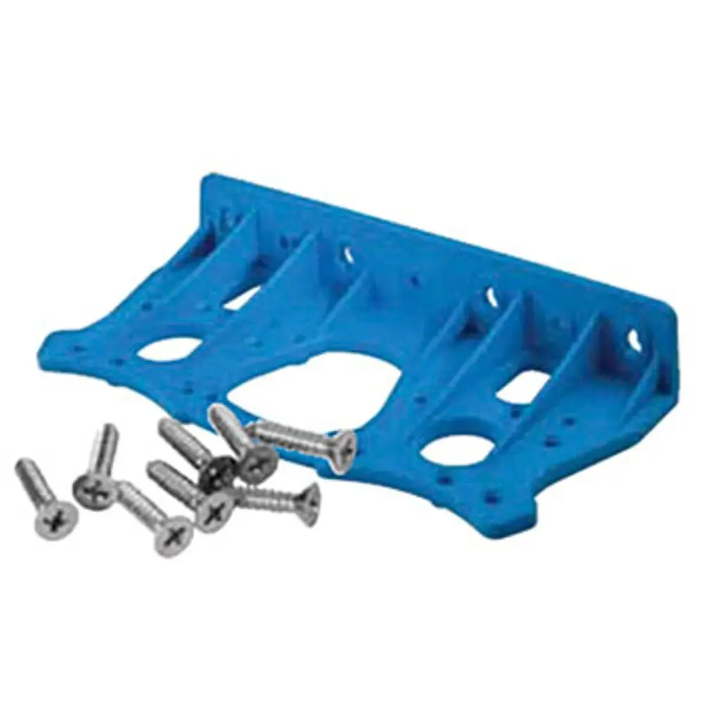 Wandhalterung in Blau mit mehreren Befestigungslöchern, zusammen mit einer Vielzahl von silbernen Schrauben. Hersteller: Flamco.