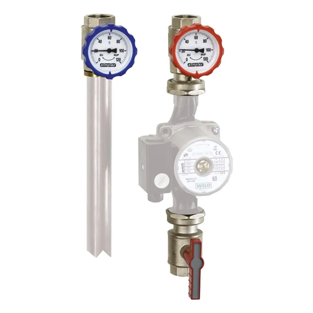 Flamco Pumpen-Armatur mit zwei Druckmanometern, einer rot-blauen Skala, einer Kugelhahnverstellung und einer Pumpeneinheit, montiert auf einer geteilten Basis.