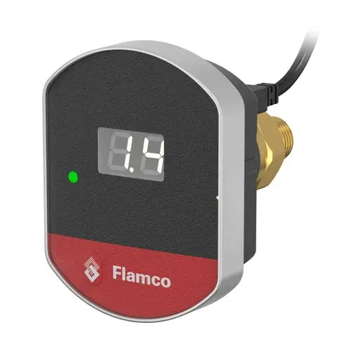 Digitaler Anzeigenmonitor von Flamco zur Verbrauchserfassung, mit LED-Indikator und Display, der aktuelle Werte anzeigt, verbunden mit einem Messanschluss.