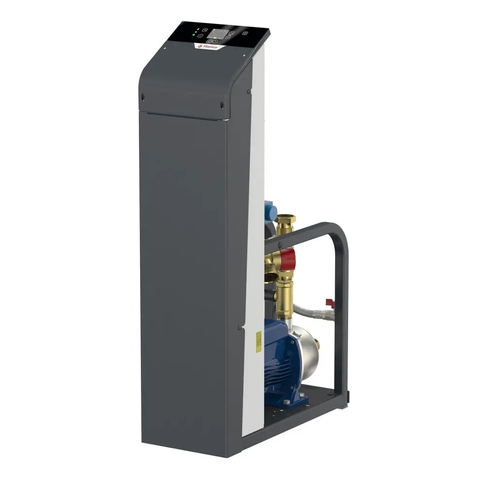 Steuermodul von Flamco, aufrecht mit digitalem Bedienfeld, Anschlussleitungen an der Seite und einem integrierten Motor. Geeignet zur Steuerung von Heiz- oder Kühlsystemen.
