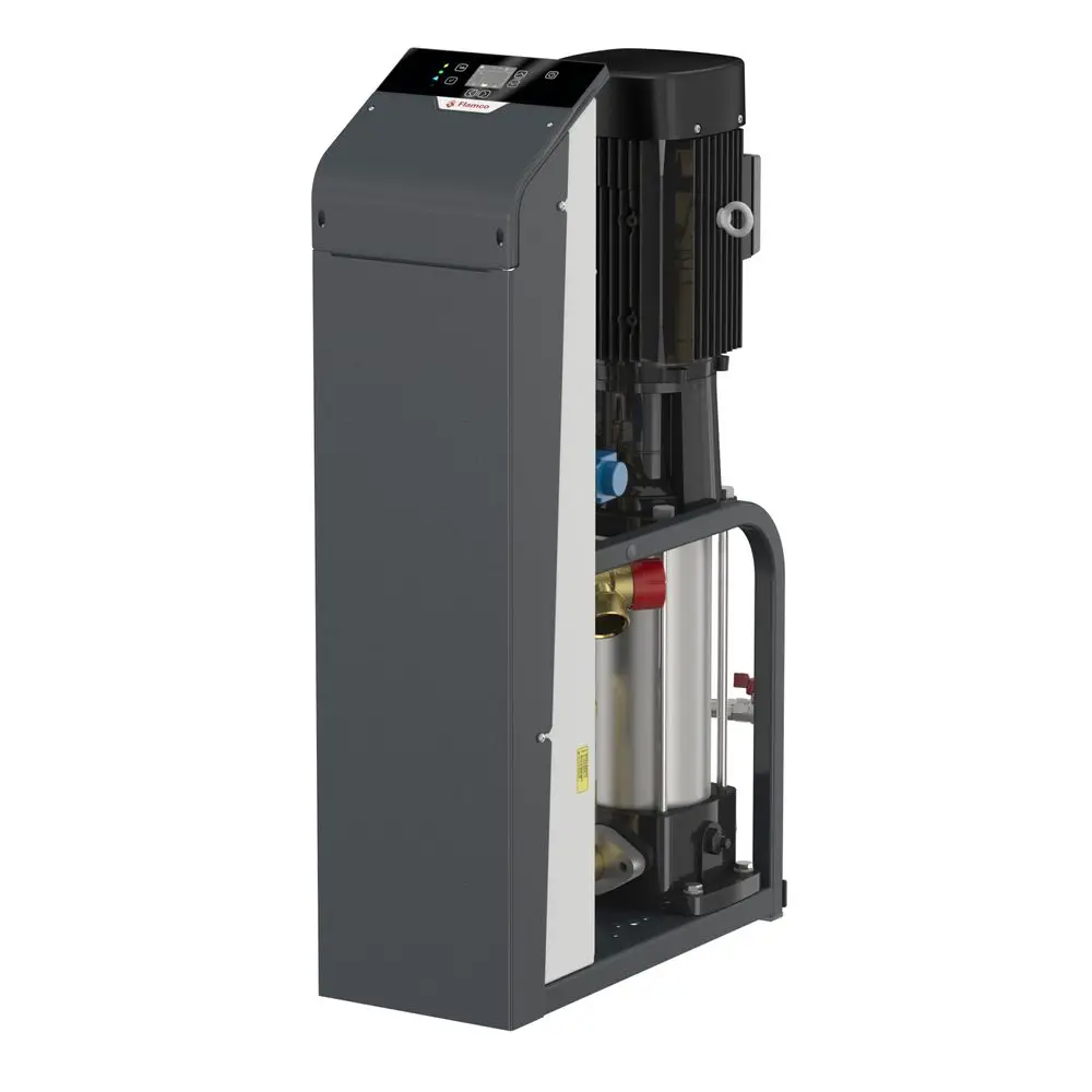 Vertikales Steuermodul von Flamco mit digitalen Bedienelementen, montiert auf einem stabilen Gestell. Sichtbare Rohre und Anschlüsse für die Integration in Heizsysteme.