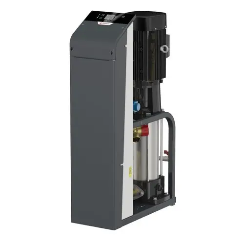 Vertikales Steuermodul von Flamco mit digitalen Bedienelementen, montiert auf einem stabilen Gestell. Sichtbare Rohre und Anschlüsse für die Integration in Heizsysteme.
