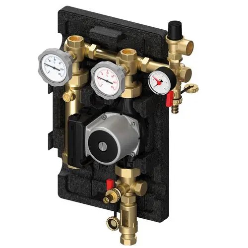 Pumpenmodul mit Druckmessern und Ventilen, montiert auf einer isolierten Platte, geeignet für Solaranlagen.