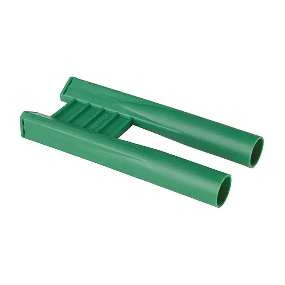 Grüne Bauschutzkappe von Flamco, bestehend aus zwei parallel angeordneten Rohren, dient zum Schutz von Rohrleitungen mit einem Durchmesser von 12 bis 16 mm.