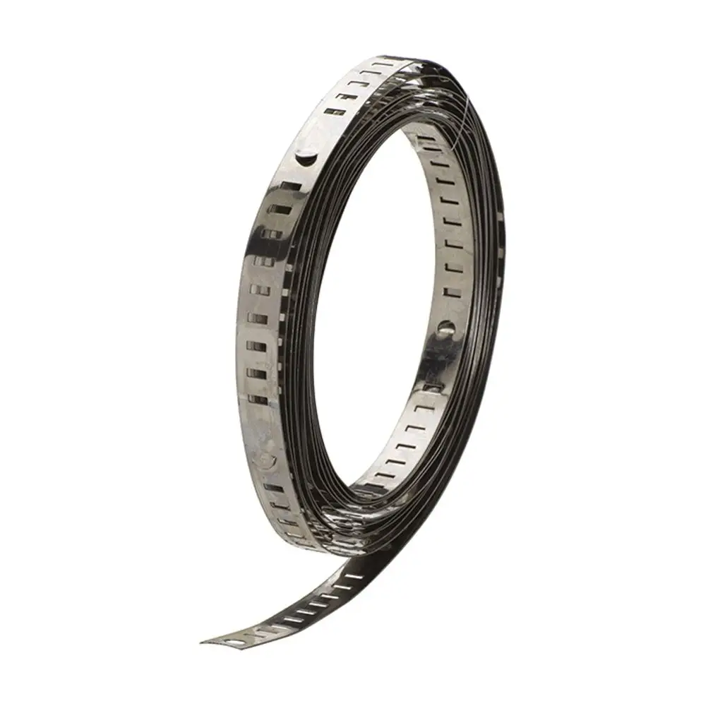 Metallband auf Rolle, geeignet für Universal-Schilder, hergestellt von Flamco, mit perforierter Struktur zum Befestigen.