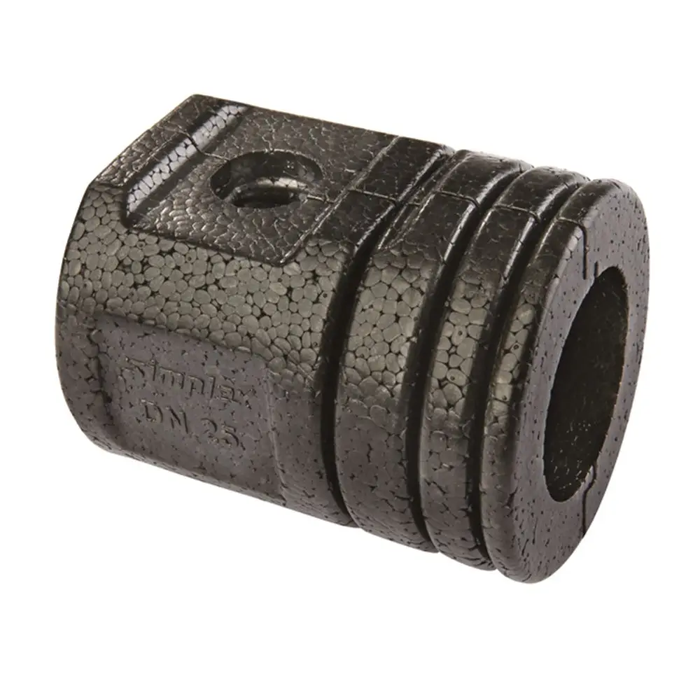 Schwarze, zylindrische Isolierschale von Flamco mit geriffelter Oberfläche, geeignet für Kugelhähne, aufrecht stehend, mit Aussparung auf der Oberseite.