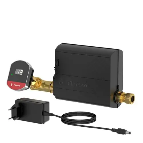 Ein Flamco Verbrauchserfassungs- und Überwachungsgerät mit digitalem Anzeigenfeld, Anschlüssen für Wasserleitungen und einem Netzadapter.