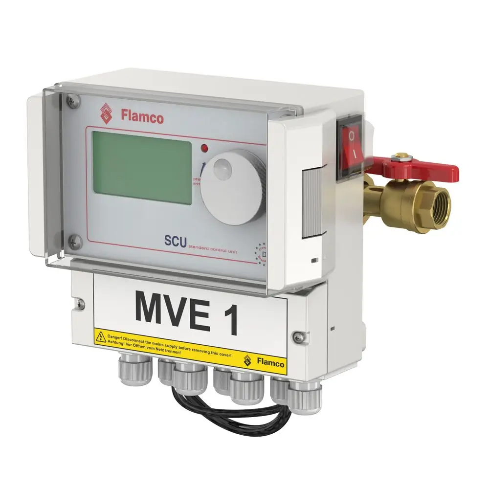 Steuergerät von Flamco mit LCD-Anzeige und Drehregler, ausgestattet mit Anschlüssen und einem roten Absperrhahn. Verbindet verschiedene Komponenten für die Steuerung.