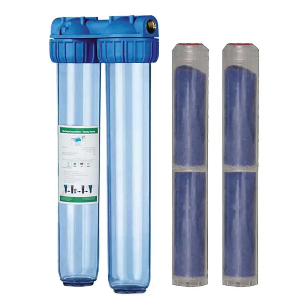 Zwei transparente Wasserfilter mit blauen Köpfen, dazu zwei Ersatzkartuschen, für die Wasseraufbereitung. Produkt von Flamco zur Enthärtung und Optimierung von Wasserqualität.