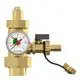 Manometer mit Absperrventil, verbunden mit einer goldenen Anschlussgruppe, die das Produkt der Marke Flamco darstellt. Druckanzeige reicht von 0 bis 12 bar.