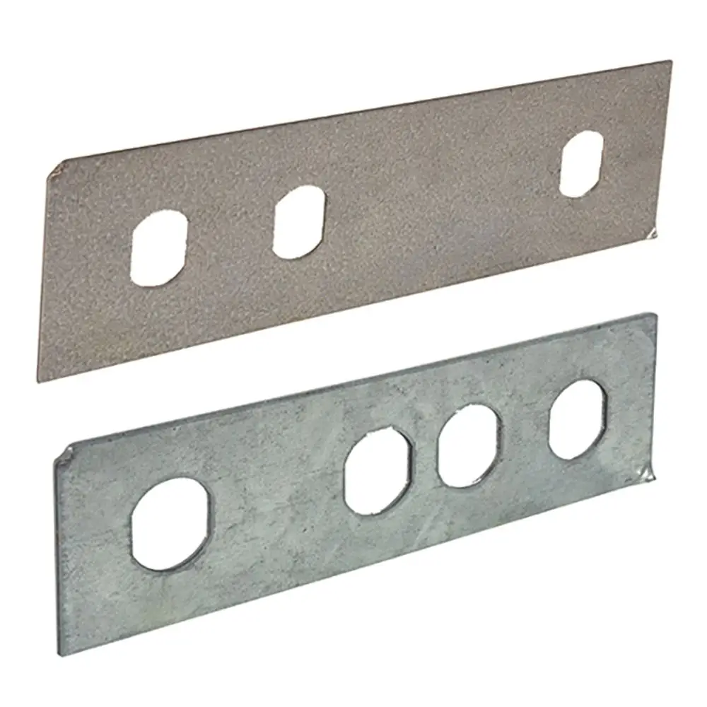 Zwei Metallbleche mit mehreren präzisen Löchern, hergestellt von Flamco. Die Blechkanten sind gerundet, und die Oberfläche zeigt eine verzinkte Beschichtung.