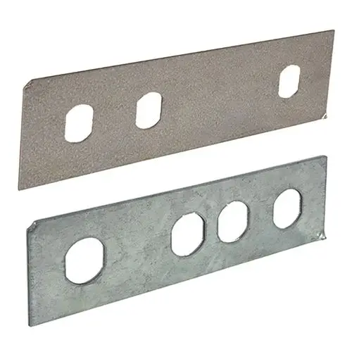 Zwei Metallbleche mit mehreren präzisen Löchern, hergestellt von Flamco. Die Blechkanten sind gerundet, und die Oberfläche zeigt eine verzinkte Beschichtung.