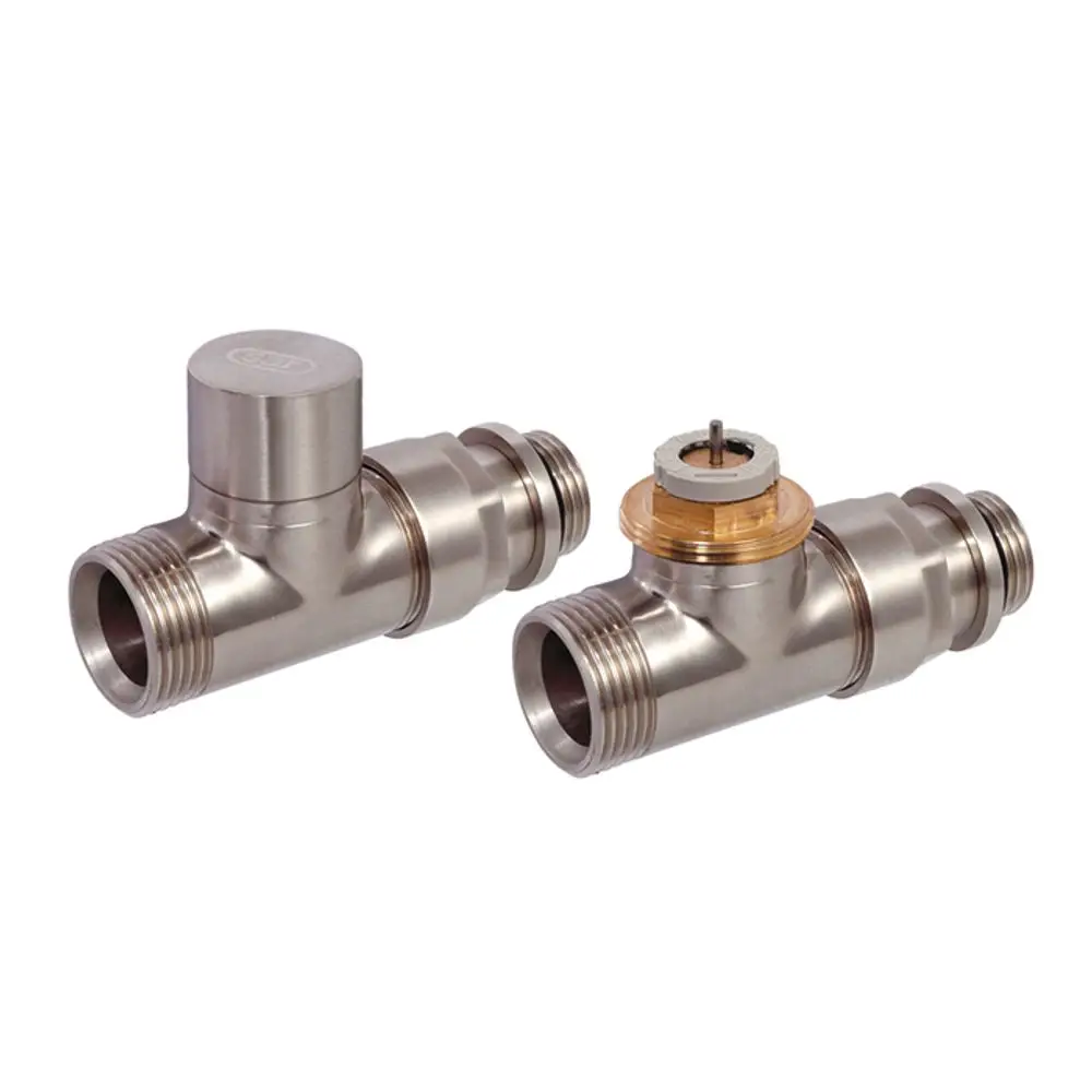 Flamco Design-Thermostatventil-Set mit zwei Anschlussstücken in verchromter Ausführung, geeignet für Heizungsanwendungen.