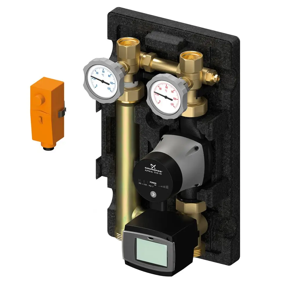 Pumpengruppe mit zwei Druckmanometern, einer Umwälzpumpe und einem orangefarbenen Sensor. Das System ist für Heizungsanlagen von Flamco konzipiert.