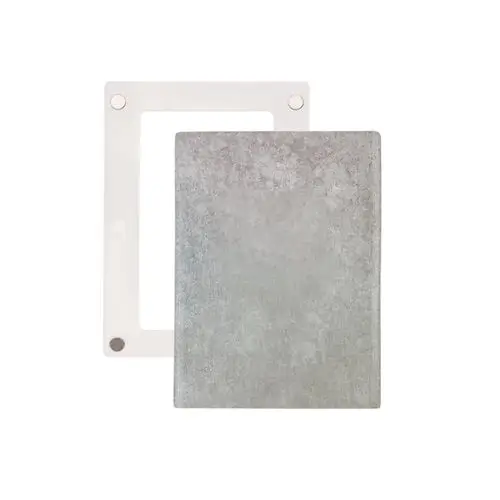 Ein graues Metallblech und ein transparentes Kunststoffrahmen mit runden Ausschnitten, die zusammen eine flache Struktur bilden.