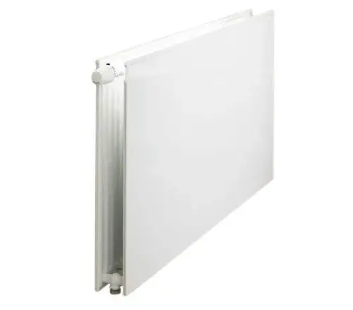 Flacher Heizkoerper in modernem Design, weiß lackiert, mit Thermostatventil und seitlicher Anschlussoption, geeignet für internen Heizungsbedarf.