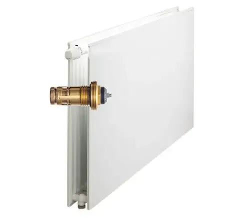 Weißer Flachheizkörper mit einem seitlichen Anschluss und einem Thermostatventil auf der Oberseite.