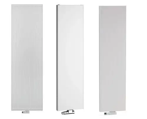 Drei unterschiedliche flachformatige Heizkoerper in Weiß, mit variierenden Oberflächenstrukturen und Designs, präsentiert auf einem weißen Hintergrund.