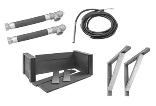Zwei flexible Schlauchleitungen, ein Kabel, ein Metallrahmen und zwei L-förmige Metallstützen auf weißem Hintergrund.