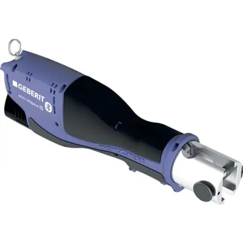 Geberit Pressgerät mit ergonomischem Griff und einem Anschluss für Pressfittings. Das Gerät ist in Schwarz und Blau gehalten und zeigt eine Verbindung für die Pressmechanik.