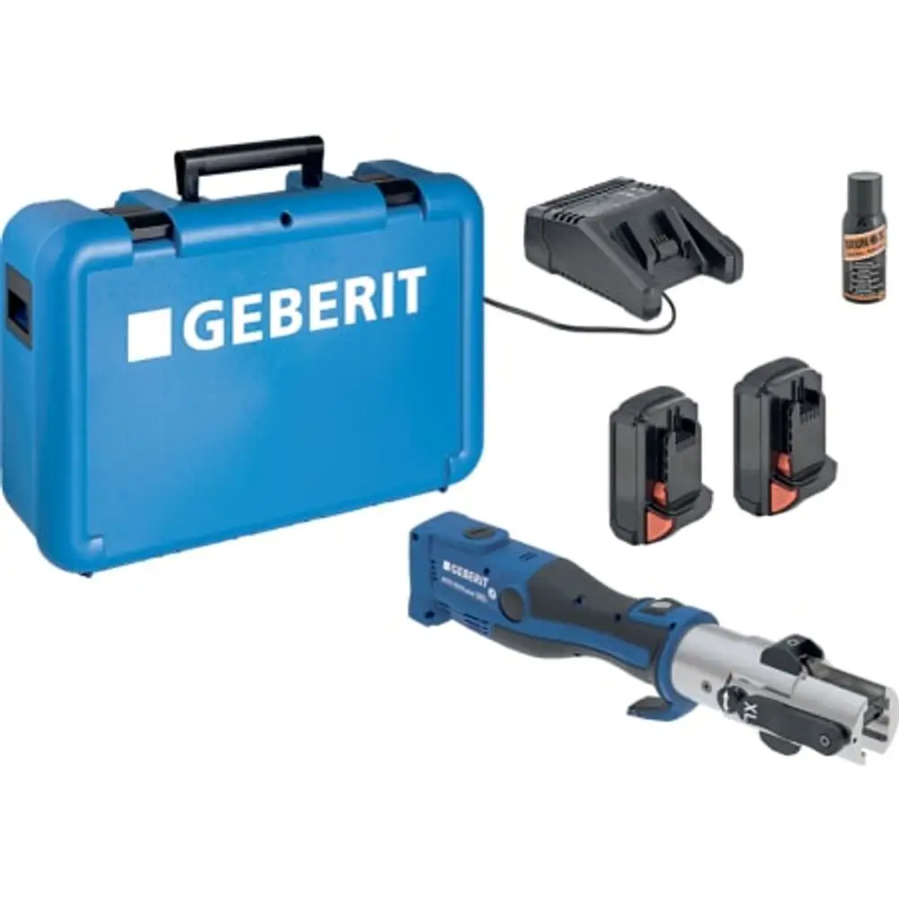 Geberit Pressgerät in einem blauen Koffer, mit zwei Akkus, Ladegerät und Flasche für Wartung, zum Einsatz in der Installationsbranche.