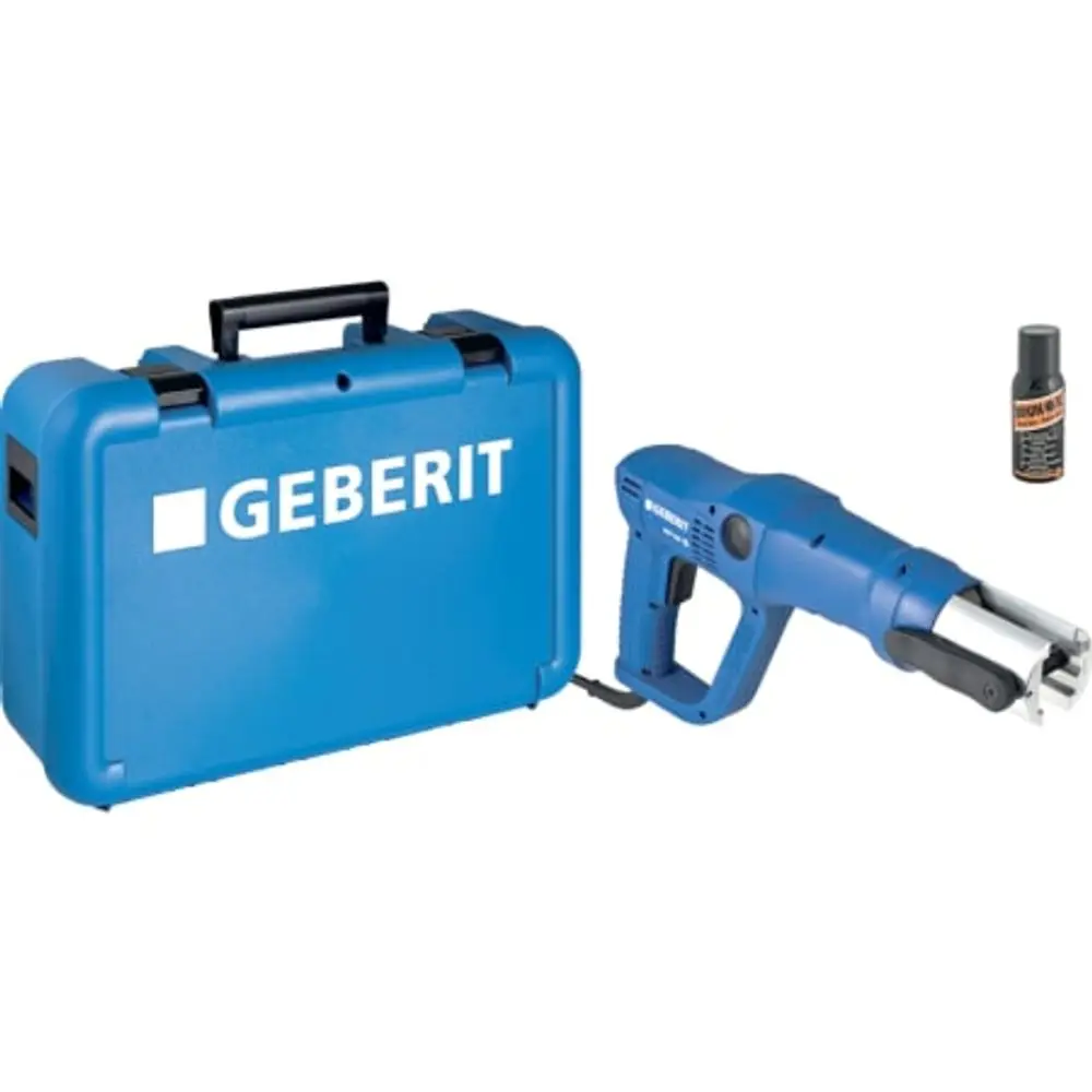 Geberit Pressgerät in einem blauen Koffer, zusammen mit einer kleinen Flasche und einem Zubehörteil. Das Gerät ist kabelgebunden und hat eine ergonomische Griffstruktur.