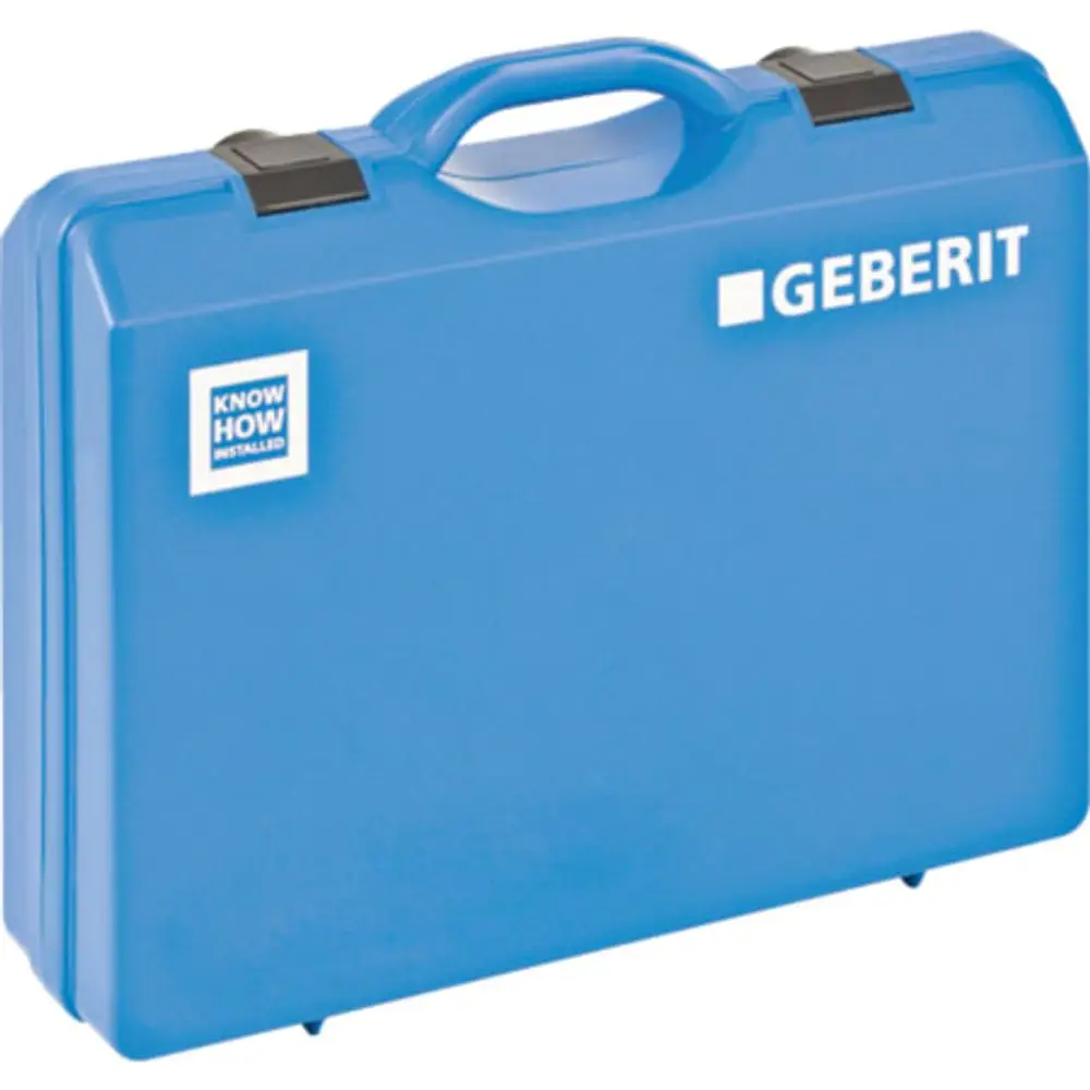 Blauer Koffer mit einem Griff und zwei Verschlüssen, auf der Vorderseite mit dem Logo "Geberit" und einem Aufkleber "KNOW HOW INSTALLED" versehen.