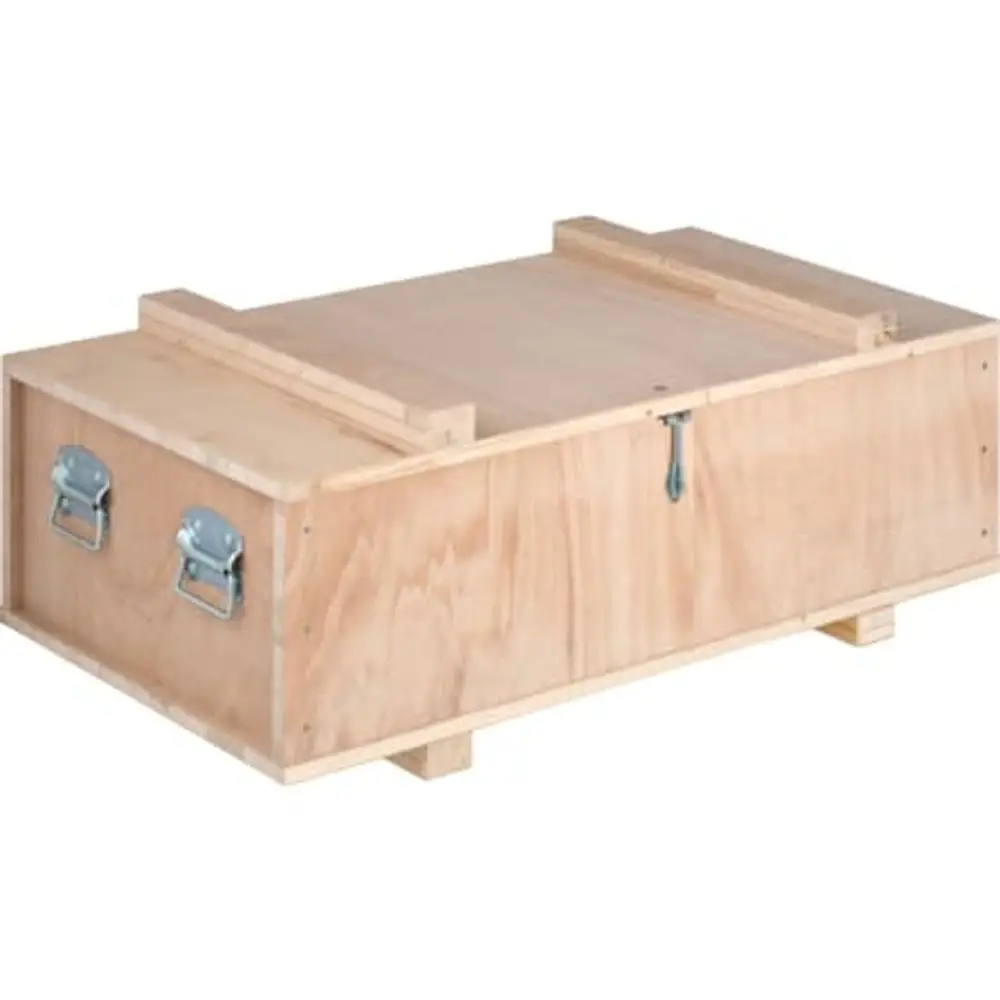 Holzkiste mit zwei seitlichen Verschlüssen und einer Sicherung, geeignet für den Transport. Die Kiste ist leer und von der Marke Geberit.