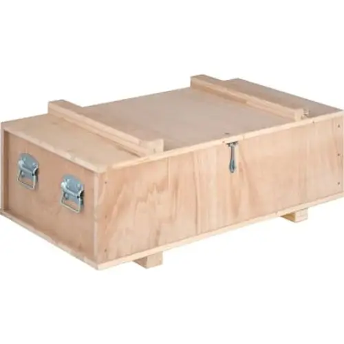 Holzkiste mit zwei seitlichen Verschlüssen und einer Sicherung, geeignet für den Transport. Die Kiste ist leer und von der Marke Geberit.