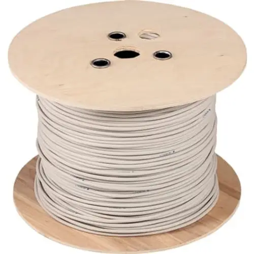 Ein Kabel auf einer Holzrolle, das ordentlich gewickelt ist und bereit für den Einsatz in einem Versorgungssystem ist.