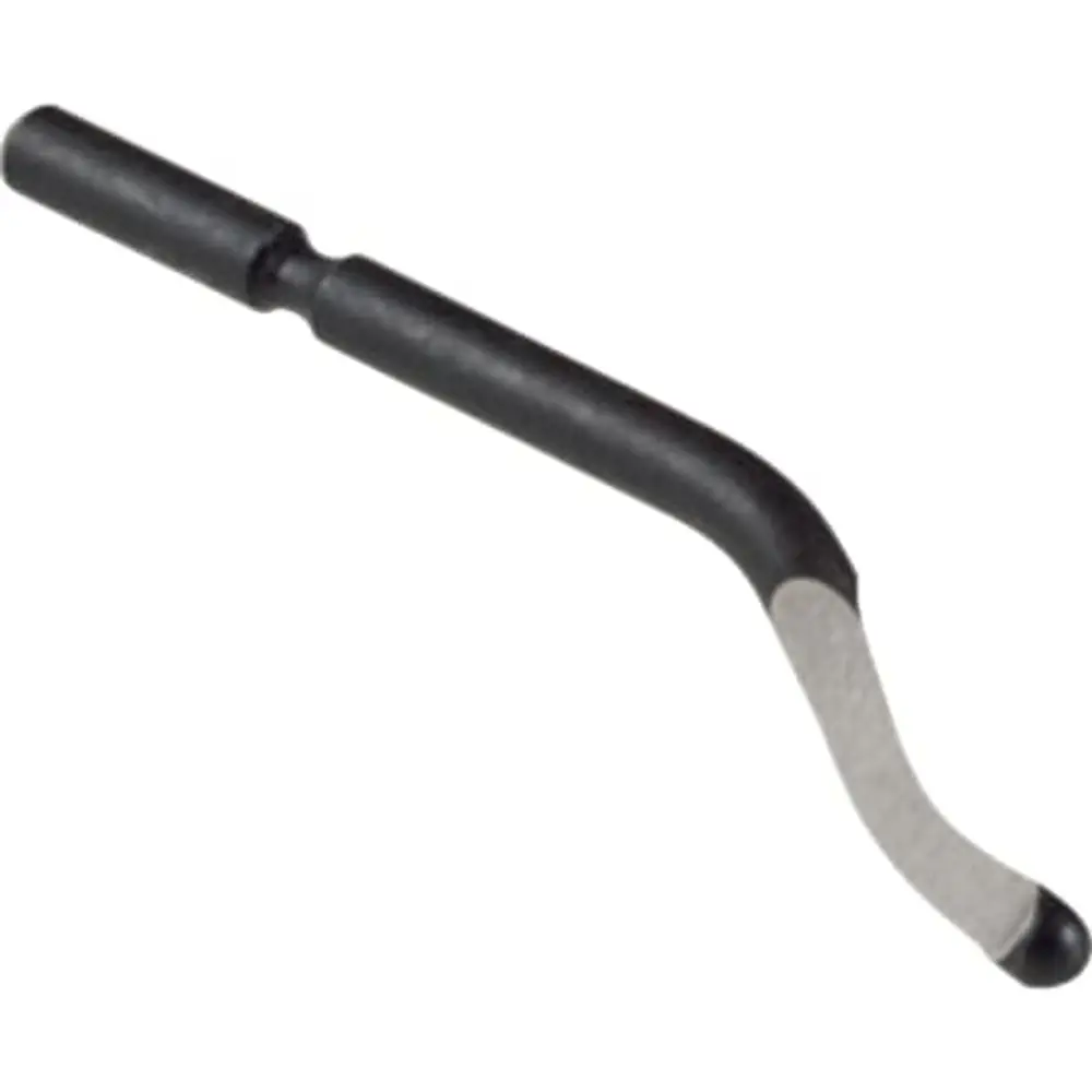 Schwarze Entgratklinge mit gebogenem Ende und einem glatten Bereich. Für den Einsatz in Entgratwerkzeugen, geeignet für Anwendungen von Geberit.