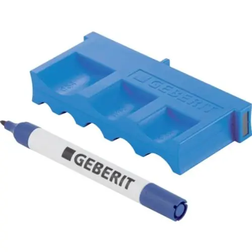 Blaues Kunststoffwerkzeug von Geberit mit mehreren Aussparungen und einem Markierstift. Dient zur präzisen Einstellung von Maßen bei Installationen.