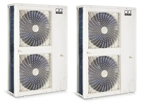 Zwei Außengeräte eines Multi-Klimasystems der Marke Remko mit zwei großen Kühllüftern in einem kompakten, weißen Gehäuse.