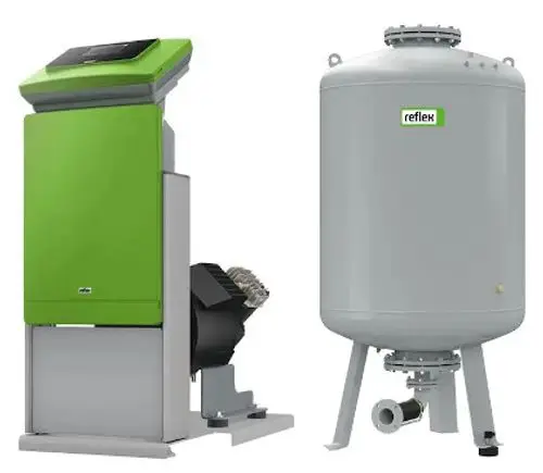 Zwei Druckhaltestationen: links ein kompressorgesteuertes Gerät in Grün mit Motor, rechts ein grauer Druckbehälter mit Anschluss und Fußgestell.