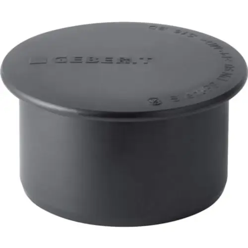 Schwarze Abdeckung für ein Gebäudeentwässerungssystem, mit glatter Oberfläche und runder Form, gekennzeichnet mit dem Logo von Geberit.