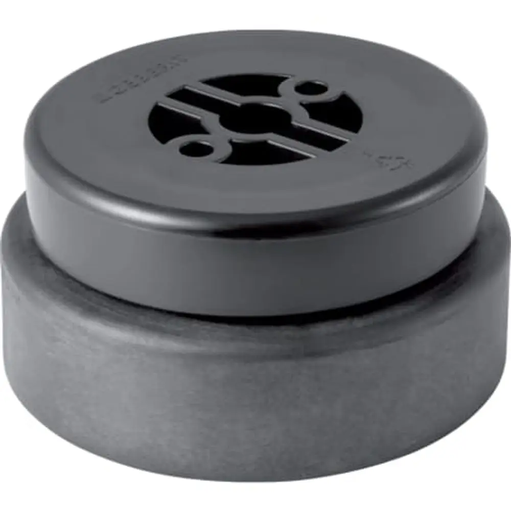 Schwarzer Deckel mit kreisförmiger Öffnung und Rillenstruktur. Produkt von Geberit, geeignet für den Abschluss von Rohren oder Systemen.